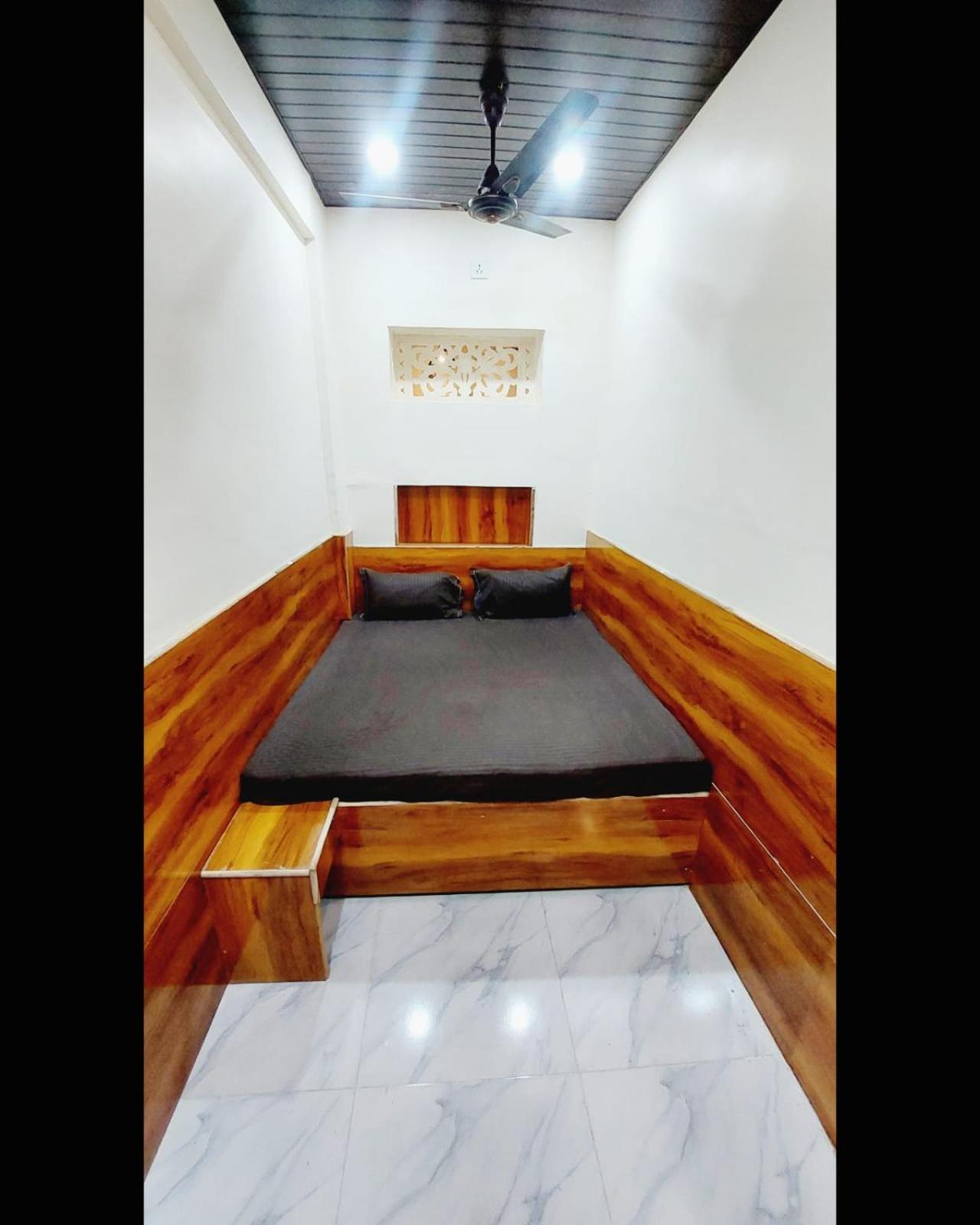 Hotel Om Palace اوجاين الغرفة الصورة