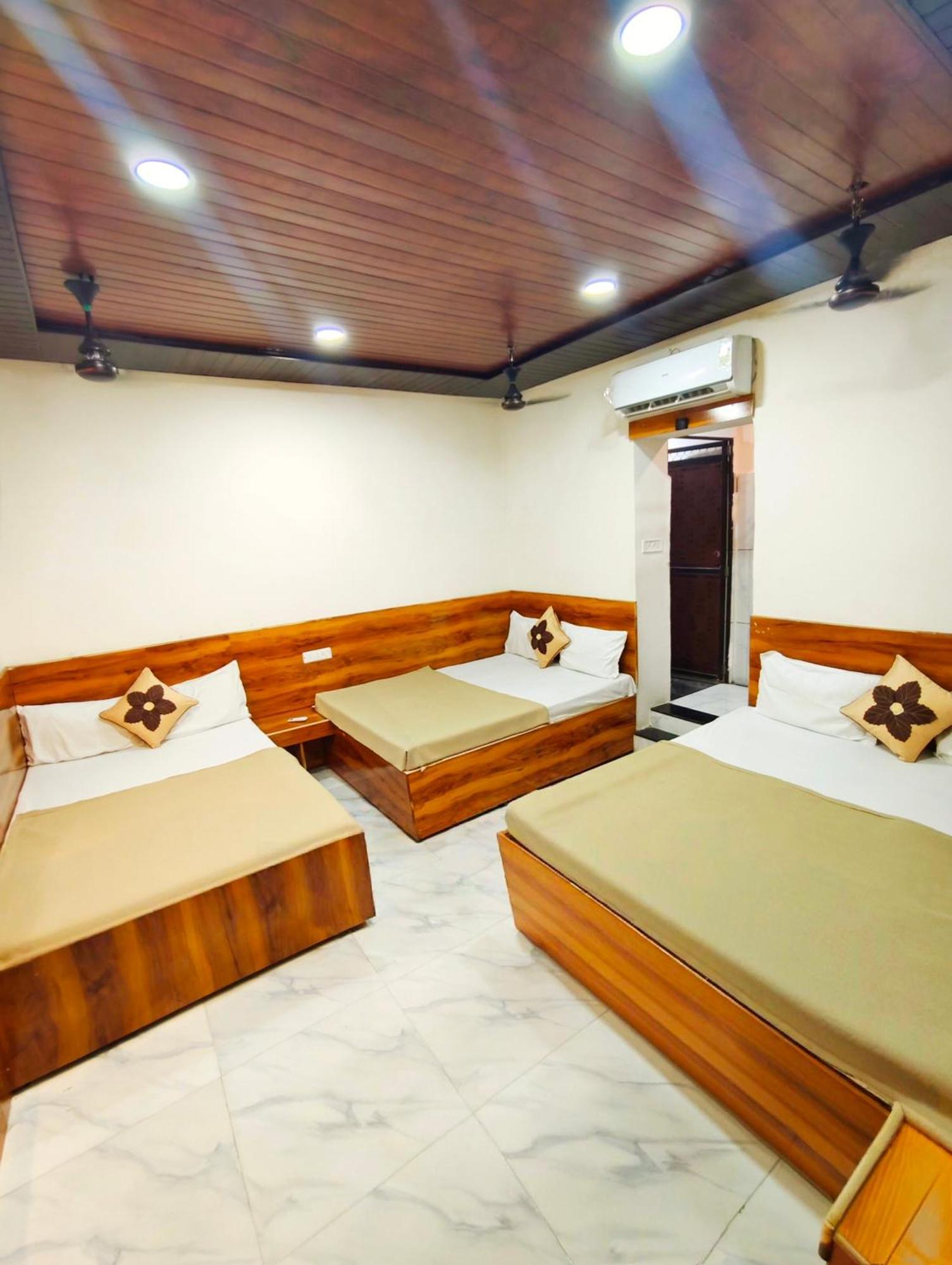 Hotel Om Palace اوجاين المظهر الخارجي الصورة