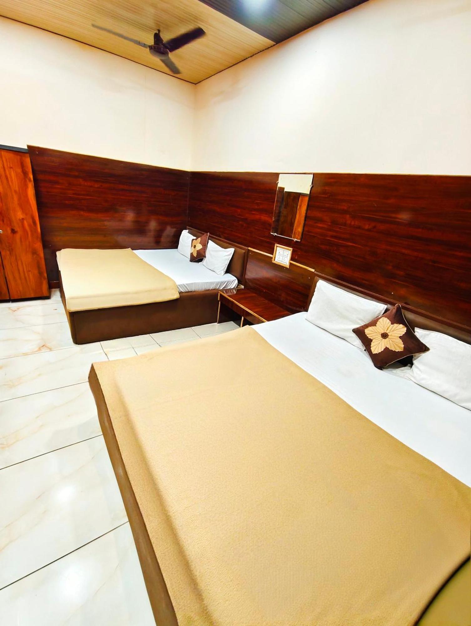 Hotel Om Palace اوجاين المظهر الخارجي الصورة