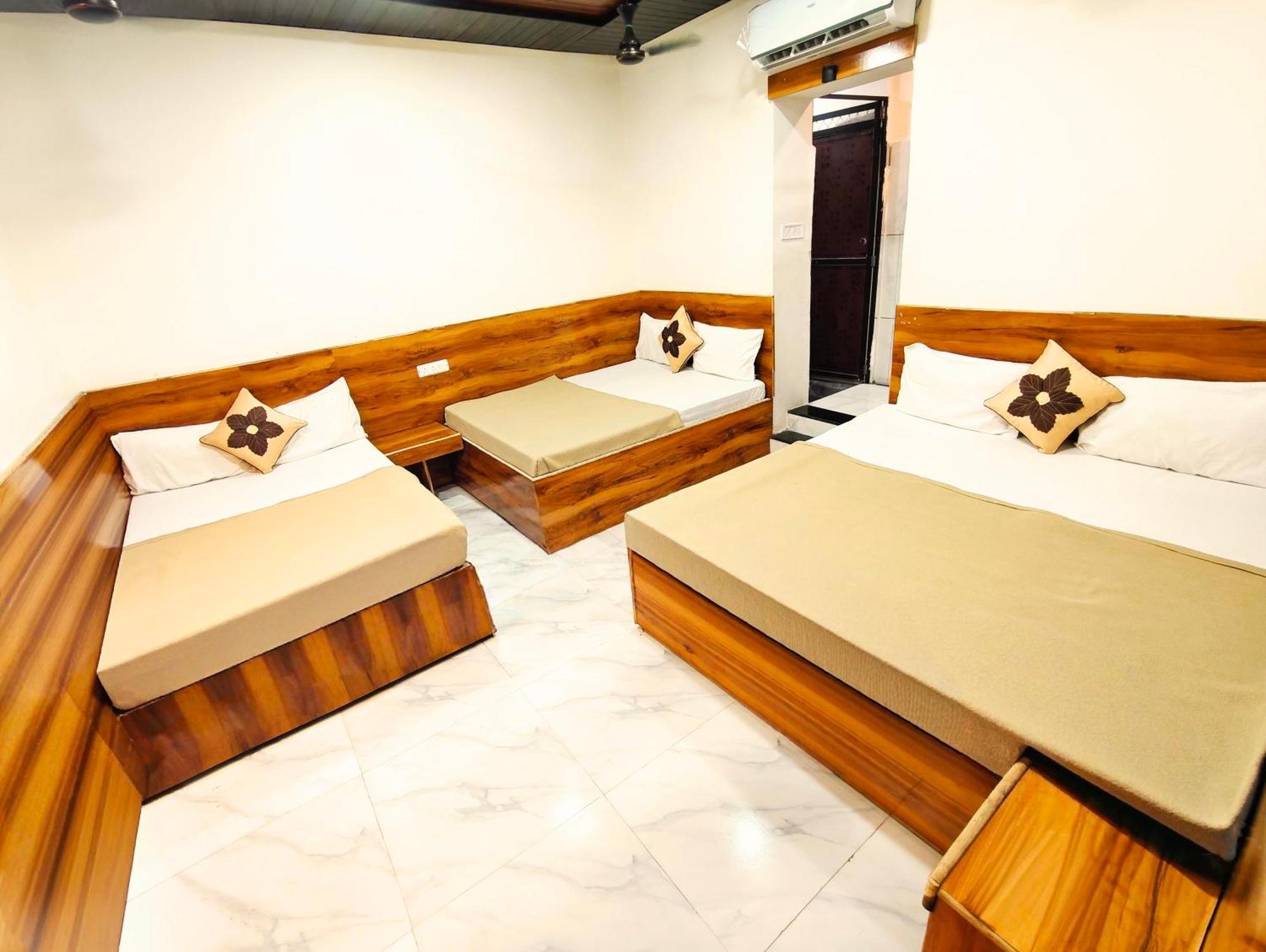 Hotel Om Palace اوجاين المظهر الخارجي الصورة