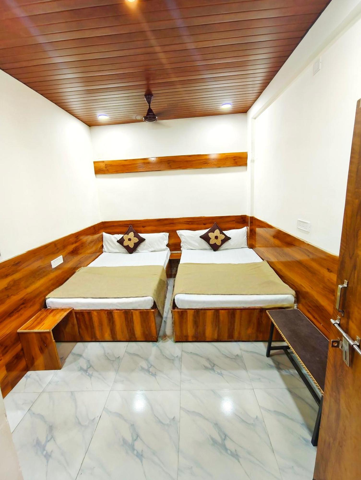 Hotel Om Palace اوجاين المظهر الخارجي الصورة